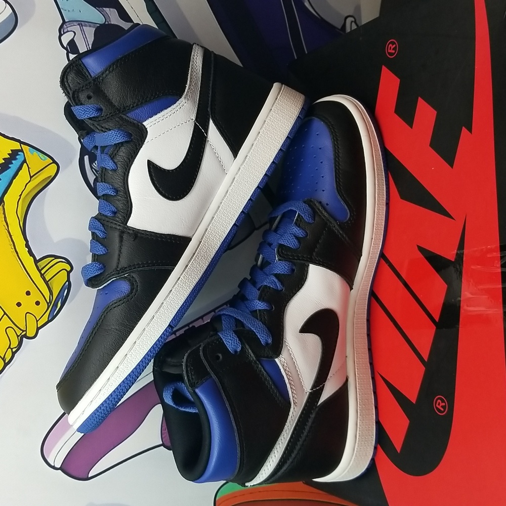 Air Jordan 1 Retro High OG "Royal Toe" - Picture 5 of 8